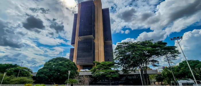 O Copom decidiu manter a Selic em 15% ao ano, avaliando inflação e crescimento econômico. Possível redução nos juros pode ocorrer em março se preços permanecerem controlados.