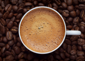O consumo de café no Brasil caiu 2,3% em 2025, afetado pelo aumento de preços devido a problemas climáticos e estoques baixos. Apesar disso, o faturamento da indústria cresceu 25,6%, chegando a R$ 46,24 bilhões.