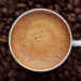 O consumo de café no Brasil caiu 2,3% em 2025, afetado pelo aumento de preços devido a problemas climáticos e estoques baixos. Apesar disso, o faturamento da indústria cresceu 25,6%, chegando a R$ 46,24 bilhões.