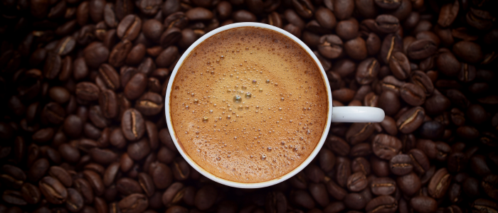 O consumo de café no Brasil caiu 2,3% em 2025, afetado pelo aumento de preços devido a problemas climáticos e estoques baixos. Apesar disso, o faturamento da indústria cresceu 25,6%, chegando a R$ 46,24 bilhões.