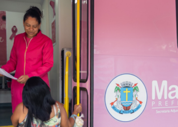 Ônibus Rosa percorre bairros do município em fevereiro com atendimento gratuito à saúde da mulher, incluindo consultas médicas e exames preventivos.