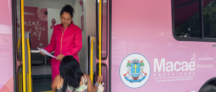 Ônibus Rosa percorre bairros do município em fevereiro com atendimento gratuito à saúde da mulher, incluindo consultas médicas e exames preventivos.