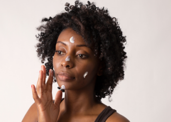 Durante o verão, calor, sol e cloro podem danificar a pele e acelerar o envelhecimento. Bioestimuladores de colágeno ajudam a repor a proteína e manter firmeza, textura e elasticidade.