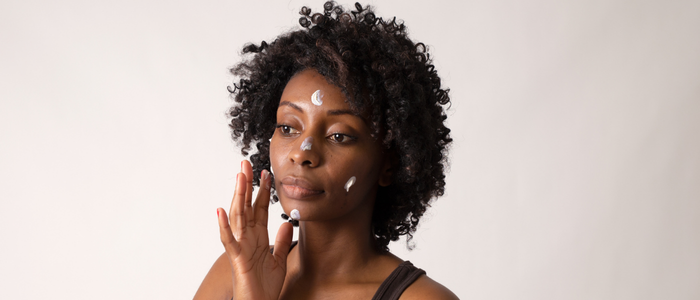 Durante o verão, calor, sol e cloro podem danificar a pele e acelerar o envelhecimento. Bioestimuladores de colágeno ajudam a repor a proteína e manter firmeza, textura e elasticidade.