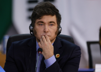 Javier Milei se manifesta sobre ofensiva dos EUA na Venezuela, chamando o governo de Maduro de “ditadura” e associando o presidente venezuelano a Lula. Ataque norte-americano resultou na captura de Maduro e sua esposa.