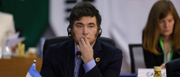 Javier Milei se manifesta sobre ofensiva dos EUA na Venezuela, chamando o governo de Maduro de “ditadura” e associando o presidente venezuelano a Lula. Ataque norte-americano resultou na captura de Maduro e sua esposa.