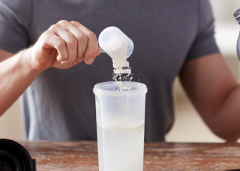 A creatina, conhecida por aumentar a força muscular, também traz benefícios para saúde geral, controle do açúcar no sangue, ossos e bem-estar emocional. Saiba como usar com segurança.