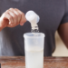 A creatina, conhecida por aumentar a força muscular, também traz benefícios para saúde geral, controle do açúcar no sangue, ossos e bem-estar emocional. Saiba como usar com segurança.