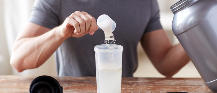 A creatina, conhecida por aumentar a força muscular, também traz benefícios para saúde geral, controle do açúcar no sangue, ossos e bem-estar emocional. Saiba como usar com segurança.
