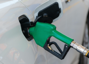 A partir de janeiro de 2026, gasolina, diesel e gás de cozinha têm aumento no preço causado pelo ICMS fixo por litro ou quilo. Especialistas alertam para efeito no bolso do consumidor e transporte.