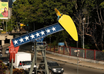 Donald Trump afirma que os EUA receberão entre 30 e 50 milhões de barris de petróleo venezuelano sancionado, em meio à escalada do conflito com Caracas.