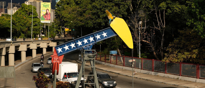 Donald Trump afirma que os EUA receberão entre 30 e 50 milhões de barris de petróleo venezuelano sancionado, em meio à escalada do conflito com Caracas.