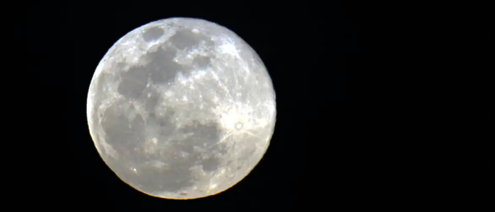 Lua Cheia de Perigeu ilumina o céu neste sábado e chama atenção de observadores