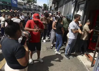 Protestos em Caracas após captura de Nicolás Maduro pelos Estados Unidos