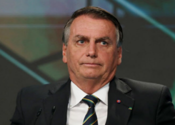 Bolsonaro está internado na UTI do Hospital DF Star com pneumonia bacteriana bilateral. Médicos afirmam que quadro é estável, porém sem previsão de alta.