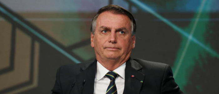 Bolsonaro está internado na UTI do Hospital DF Star com pneumonia bacteriana bilateral. Médicos afirmam que quadro é estável, porém sem previsão de alta.