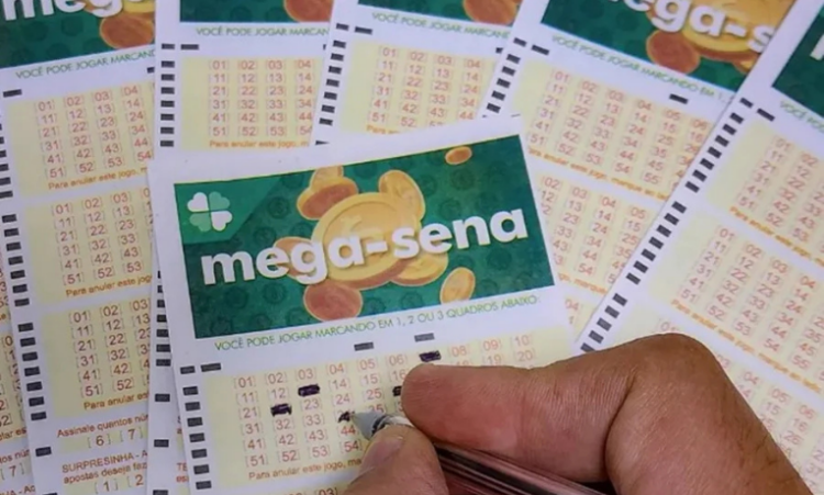 Mega-Sena pode pagar R$ 150 milhões nesta quarta-feira. Veja horário do sorteio, prazo para apostar e números do último concurso.