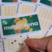 Mega-Sena pode pagar R$ 150 milhões nesta quarta-feira. Veja horário do sorteio, prazo para apostar e números do último concurso.