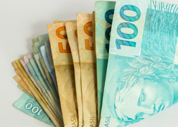 Após despesas de fim de ano, janeiro desafia o orçamento das famílias. Veja dicas de organização financeira e como a regra 50-30-20 pode ajudar a equilibrar as contas.