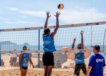 O Esporte Verão 2026 em Macaé começa em 24 de janeiro com atividades gratuitas de vôlei de praia, beach soccer, artes marciais, dança e esportes adaptados, promovendo saúde e inclusão.