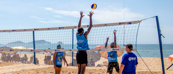 O Esporte Verão 2026 em Macaé começa em 24 de janeiro com atividades gratuitas de vôlei de praia, beach soccer, artes marciais, dança e esportes adaptados, promovendo saúde e inclusão.
