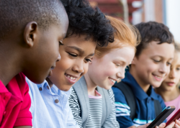 Após um ano da proibição de celulares em escolas brasileiras, alunos mostram mais atenção e interação social. O MEC prepara pesquisa para medir impactos da Lei nº 15.100/2025.