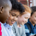 Após um ano da proibição de celulares em escolas brasileiras, alunos mostram mais atenção e interação social. O MEC prepara pesquisa para medir impactos da Lei nº 15.100/2025.