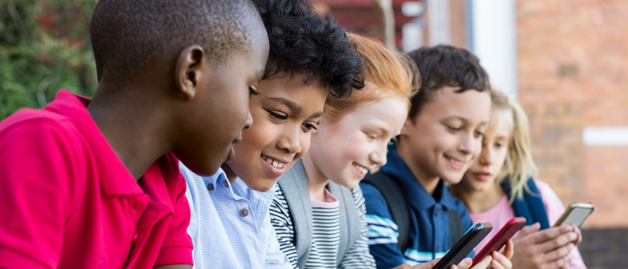 Após um ano da proibição de celulares em escolas brasileiras, alunos mostram mais atenção e interação social. O MEC prepara pesquisa para medir impactos da Lei nº 15.100/2025.