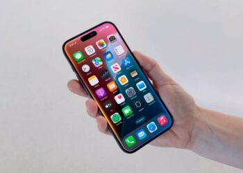Apple planeja transformar a Siri em um chatbot de inteligência artificial no estilo ChatGPT, usando tecnologia Gemini do Google e integração total aos sistemas iOS e macOS.