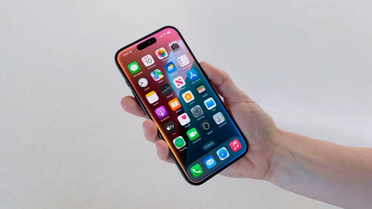 Apple planeja transformar a Siri em um chatbot de inteligência artificial no estilo ChatGPT, usando tecnologia Gemini do Google e integração total aos sistemas iOS e macOS.