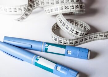 O consumo de Ozempic e Mounjaro para perda de peso, fora do acompanhamento médico, gera preocupações sobre segurança, falsificações e efeitos colaterais graves. Autoridades reforçam a necessidade de prescrição e supervisão.