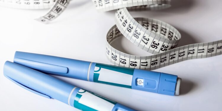 O consumo de Ozempic e Mounjaro para perda de peso, fora do acompanhamento médico, gera preocupações sobre segurança, falsificações e efeitos colaterais graves. Autoridades reforçam a necessidade de prescrição e supervisão.