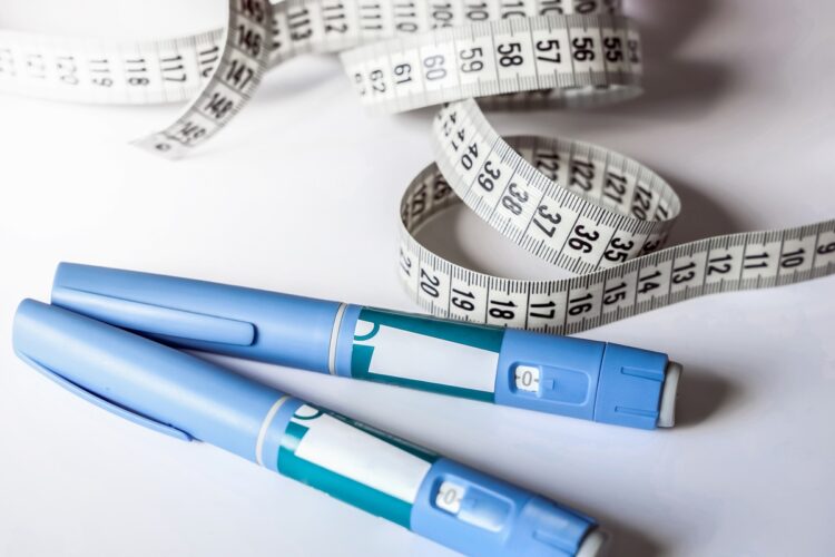 O consumo de Ozempic e Mounjaro para perda de peso, fora do acompanhamento médico, gera preocupações sobre segurança, falsificações e efeitos colaterais graves. Autoridades reforçam a necessidade de prescrição e supervisão.