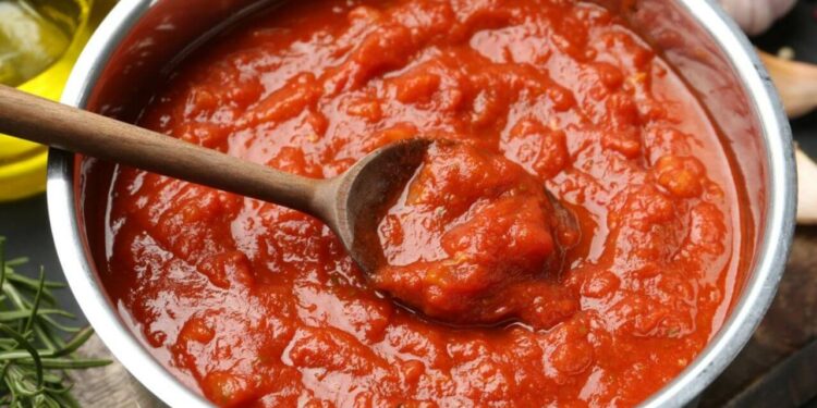 Anvisa determina recolhimento de lote de molho de tomate importado após identificação de fragmentos de vidro. Outros suplementos também são alvo da agência.