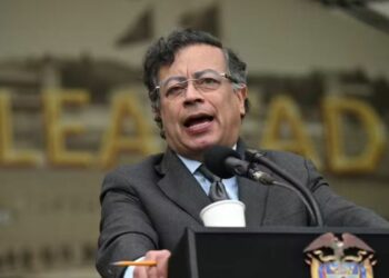 Colômbia mobiliza forças armadas na fronteira com a Venezuela após ataques dos EUA. Gustavo Petro alerta para possível fluxo de refugiados e pede ação da ONU.