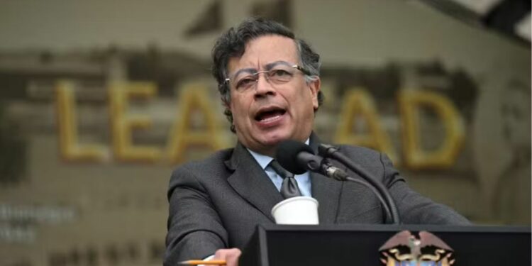 Colômbia mobiliza forças armadas na fronteira com a Venezuela após ataques dos EUA. Gustavo Petro alerta para possível fluxo de refugiados e pede ação da ONU.