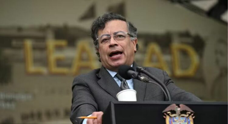 Colômbia mobiliza forças armadas na fronteira com a Venezuela após ataques dos EUA. Gustavo Petro alerta para possível fluxo de refugiados e pede ação da ONU.