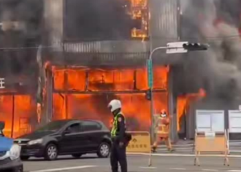 Incêndio de grandes proporções atinge centro comercial em Taichung, mobiliza bombeiros e causa danos em várias lojas. Caso segue sob investigação.