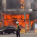 Incêndio de grandes proporções atinge centro comercial em Taichung, mobiliza bombeiros e causa danos em várias lojas. Caso segue sob investigação.