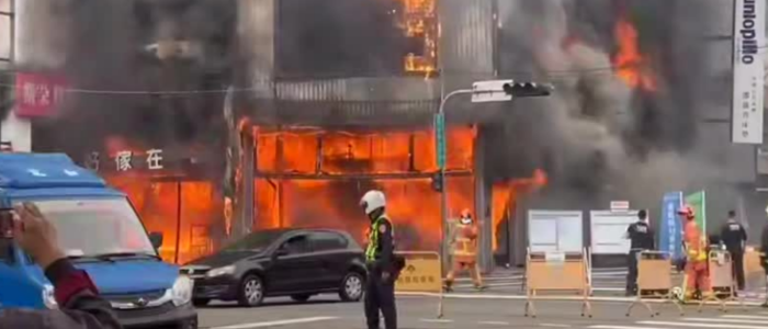 Incêndio de grandes proporções atinge centro comercial em Taichung, mobiliza bombeiros e causa danos em várias lojas. Caso segue sob investigação.
