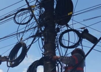 Rio das Ostras inicia operação para remover cabos inutilizados dos postes e melhorar segurança e organização urbana.