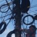 Rio das Ostras inicia operação para remover cabos inutilizados dos postes e melhorar segurança e organização urbana.