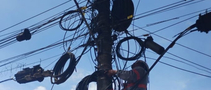 Rio das Ostras inicia operação para remover cabos inutilizados dos postes e melhorar segurança e organização urbana.