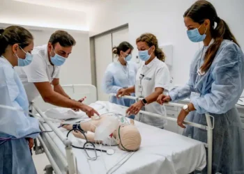 Resultado do Enamed 2026 mostra que 107 cursos de Medicina receberam notas baixas e sofrerão punições. Veja a lista completa e entenda o que muda.