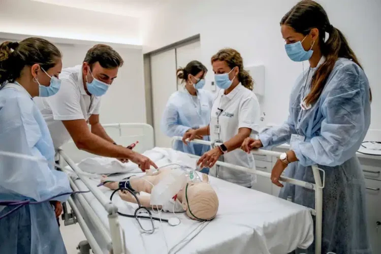 Resultado do Enamed 2026 mostra que 107 cursos de Medicina receberam notas baixas e sofrerão punições. Veja a lista completa e entenda o que muda.