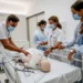 Resultado do Enamed 2026 mostra que 107 cursos de Medicina receberam notas baixas e sofrerão punições. Veja a lista completa e entenda o que muda.
