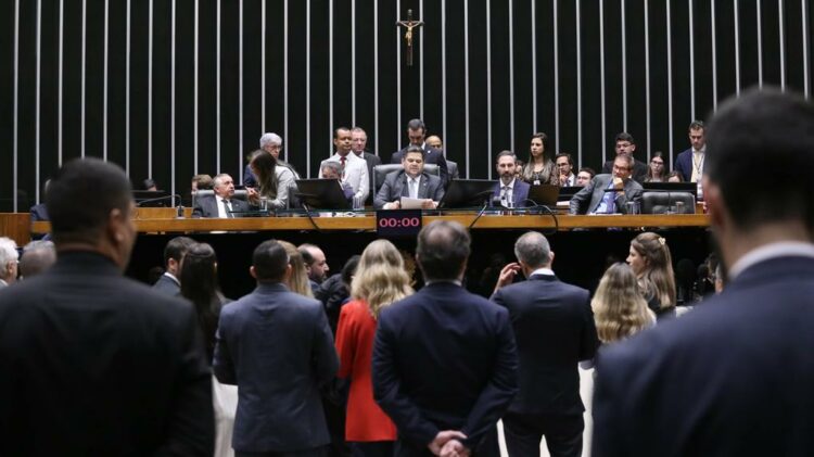 Quatro PECs sobre o fim da jornada 6x1 voltam a avançar no Congresso. Governo aposta em mobilização social enquanto setor produtivo alerta para impactos econômicos.