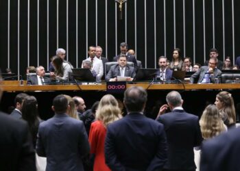Quatro PECs sobre o fim da jornada 6x1 voltam a avançar no Congresso. Governo aposta em mobilização social enquanto setor produtivo alerta para impactos econômicos.