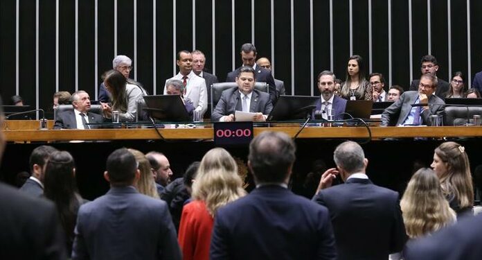 Quatro PECs sobre o fim da jornada 6x1 voltam a avançar no Congresso. Governo aposta em mobilização social enquanto setor produtivo alerta para impactos econômicos.