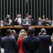 Quatro PECs sobre o fim da jornada 6x1 voltam a avançar no Congresso. Governo aposta em mobilização social enquanto setor produtivo alerta para impactos econômicos.